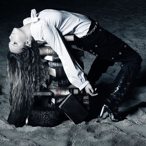 Hombre enamorado y siempre complementado por la música de Belinda