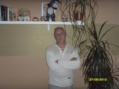 Люблю хоккей и биатлон.