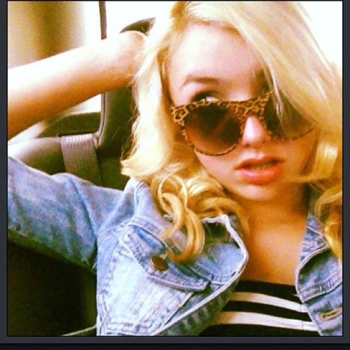 Second official spanish account about @peytonlist. We are supporting the most beautiful actress. She followed me 2/7/13. thanks peyton:)