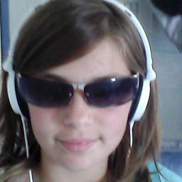 salut je m appelle Roxane et j adore ma crevette Alyson , et laure      follow me please  (I LOVE 1D)