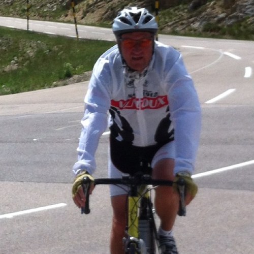 Liefhebber van (Race)fietsen,voetballen(Alcides) en golfen.