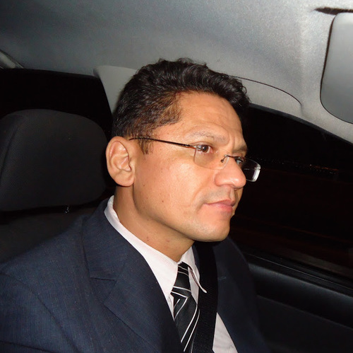 Cristão, conservador nos costumes e liberal na economia.