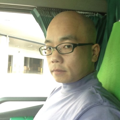 トレーラーの運転手してましたが 会社から意味不明な疑いをかけられ こんな会社ではやっていけないとスッパーンと退職 75歳まで働くためには？と思い トラックをおりて タクシー会社に就職 年収1000万目指す事にしました