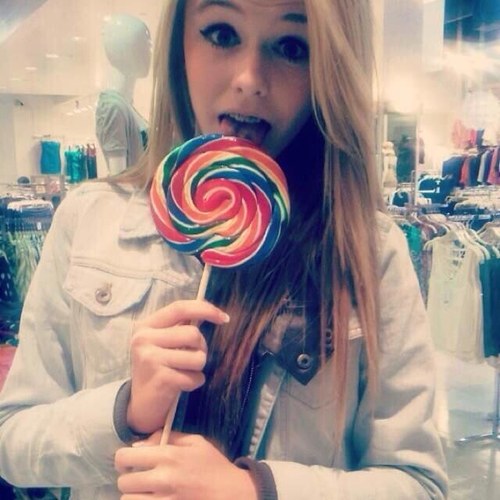 Hello! Im Acacia! Single|RP|Twerk queen❤|Stay strong & Stay Weird|Luke is my Penguin and i am his Cacanut.