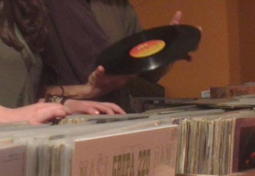 Yugovinyl prodavnica gramofonskih ploča u ponudi ima više od 20000 lp i singl ploča. Osim prodaje prodavnica vrši i otkup gramofonskih ploča.