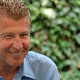 Gepensioneerd, ex manager in de automobielbranche.Simpel nuchter denker Gemeenteraadslid voor n-va Natuur en jachtfotograaf