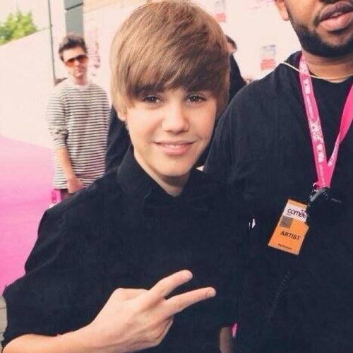 Tweet me for a follow back 100% BELIEBER so i follow back Bieber accounts