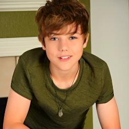 I'm Reed Deming. Amo minhas fans, a Kenzie, Minha Mãe, Meu Pai. Amo meus tios e tias. Especialmente Minha Tia Sel e a Tia Lucy,o Tio Liam e o Tio Carlos.