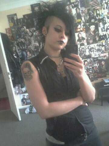 Martina_holt's profile picture. BVB...The Defiled...Falling In Reverse...MIW...BOTDF....Vampires Everywhere....Pierce the veil...Asking Alexandria.....Davey Suicide....MM....love piercing's