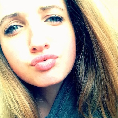 Love Lana del Ray. Sassy girl. Love modelling. Always stay weird ✌