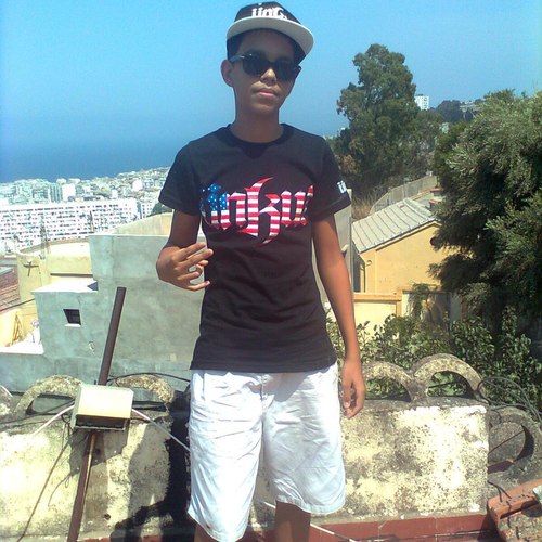 passioné de music , guitariste qui adore faire la fete 
je follow back 100%
