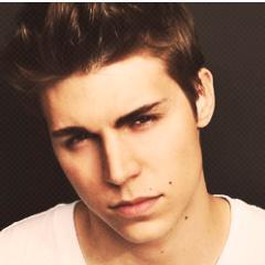 ¿Te gustan mis tweets? sigueme.
 PUBLICIDAD: UnChicoRudoDice@hotmail.com