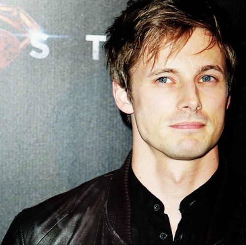 I'm Brody Hampton. Halfblood, in Gryffindor house. And i'm pretty awesome. I can see auras, but no one needs to know that. 2nd gen. Team @HPExtreme.