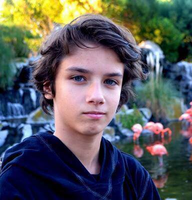 Hola! Bueno este es mi único Twitter! No tengo Ask Bueno soy actor de Aliados.. Podes vernos en Telefe o en Fox. Bueno la creadora de Aliados es Cris Morena.
