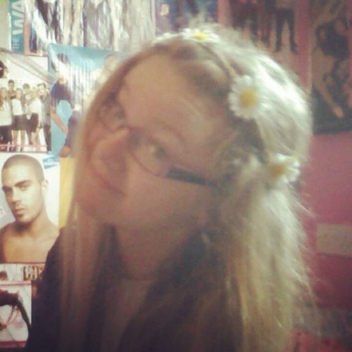 Hey There Please Follow! I Love The Wanted, Janoskians, Little Mix, Ariana Grande, Union J, Nicki Minaj, Demi Lovato & Loads More!!!xoxo