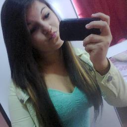 ×A garota super conversadeira, cheia de manias, fresca, chata,  Ás vezes tímida, ás vezes louca,Não gosto de me sentir sufocada e nao gosto de falsidade..bjus