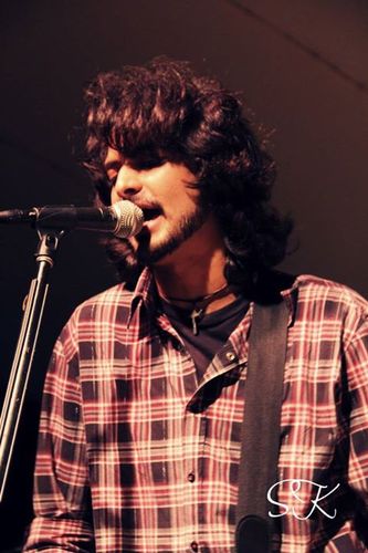 Guitarrista y aventurero.
Electrónico USB.
Estúpida Sendrea