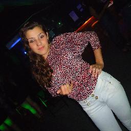 Sou uma menina louca,legal e acima de tudo amiga.