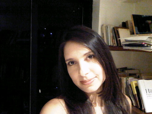 Venezolana en Quito. Autora del poemario Huesos de niña (2024) con El Taller Blanco Editorial.
Hago teatro, psicoanálisis lacaniano y letras, todo junto.