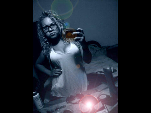 ♥ Soy de las personas que se toman todo con calma. y que te hacen reir en cualquier momento hasta uno inoportuno :)