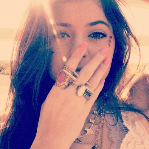 Call me Alice. im 17 yo. my kryptonite is five boys called @onedirection. love ya. xx