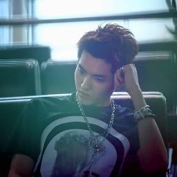 #Δηυfams. Jadi orang ganteng emang menyenangkan, tapi susah njelekkinnya.