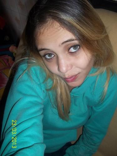 Eu que vivo com α cαbeçα nα luα, com músicα no ouvido e corαção nα bocα :)
eu sou meninα e mulher, e eu sei muito bem o que quero .
