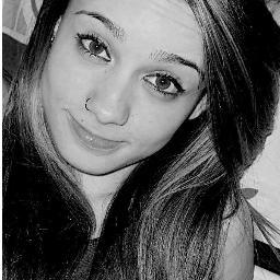 Sou só mais uma feia no mudo iludida e quase perdida se quiser me seguir obg ! ^~ sigo de volta' :3