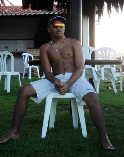 Acho que ficar solteiro é bem melhor,
Mas quem ta solteiro, nunca fica só,
Eu não tenho culpa, se esse é meu defeito,
Eu nasci pra ser feliz e não perfeito.