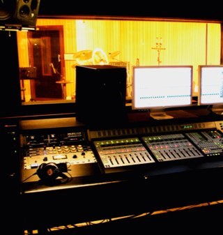 The Planet Art is a multi-studio facility, designed and geared to inspire your creativity in a relaxed yet professional atmosphere.