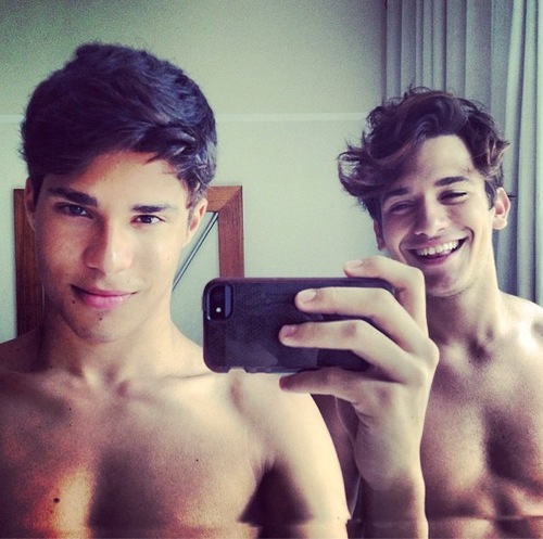 Pesquisa no google @clubefollowback adm: Manu e Vic