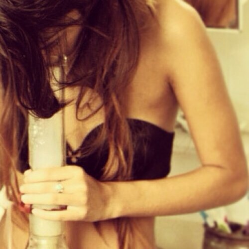 shelovessmoking's profile picture. 