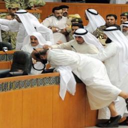 هل فاتتك الهوشة ؟ هل واحد من المتهاوشين مسح المنشن ؟ هل تحس نفسك غبي والناس يتكلمون بالهوشة وانت ماتدري وش السالفة ؟

لاتخف نحن بفضل الله نسدح لك السالفة بالصور