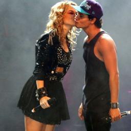 I am special in my own way
Each one of my faults defines me
Segue ai ;) I LOVE REBELDE @