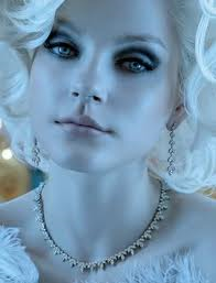 Vampira de clase alta.Espero que esos Nefilims me devuelvan todos los favores que he prestado.Jefa de los vampiros de Nueva York.Preparo mi venganza, Maureen.