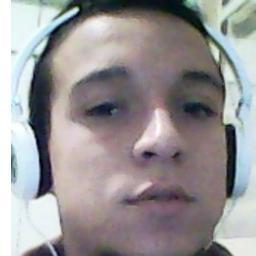 amo futebol,musica,amigos verdadeiros e familia...