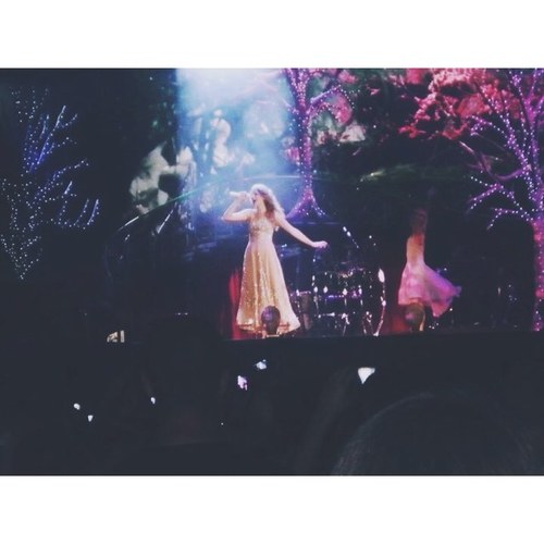 Give me a photograph to hang on my wall, superstar ♡ 6/5/11 touched TSwift's hand and met Justin Bieber! Best day. Ever. Follow my teenwolf acc @fuckyesteenwolf