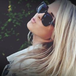 Leonina, feliz, complicada, simples, sonhadora, realista, engraçada, divertida.
