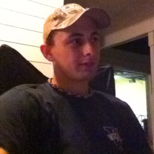 Im 22 and im Single and i love the outdoors. Hunting. Fishng. And just living life like a good old counrty boy.