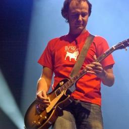 Twitter dedicado al mejor guitarrista del mejor grupo de musica, Pablo Benegas, guitarrista y compositor de algunas de las canciones de LOVG