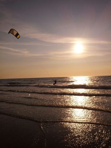 I love to kitesurf.