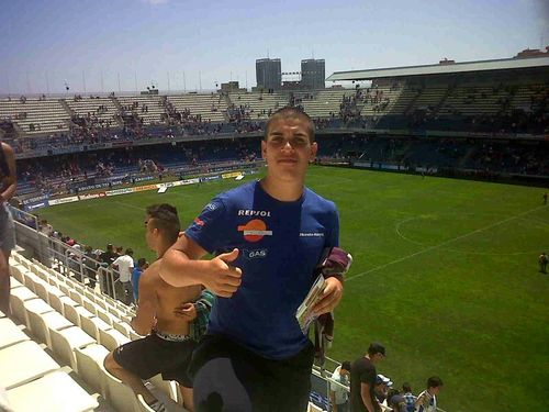 Amante del futbol, me gusta el boxeo y pescar.
