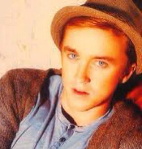 Lozziethemozzie's profile picture. Hey guys i dont use this account anymore. My new account is @DobbysOddSocks :) thanks xx