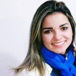Cristã, Estudante de Direito; Formada em Massoterapia, Fotografia e Dançarina do ventre.

...Menina dos olhos de Deus....