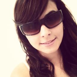 Eu sou assim,Feliz e simples,Sonhadora e verdadeira
Carente mas muito sorridente.Penso muito nos outros
Esquecendo às vezes de mim ,Mas não posso mudar