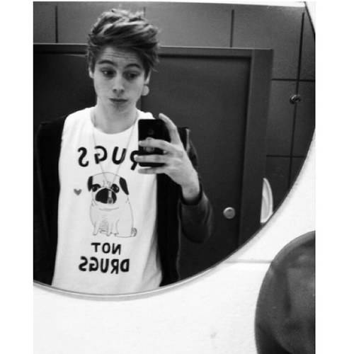 Follow @Calumslisp so i can reach my goal pleaseee and thank you :))