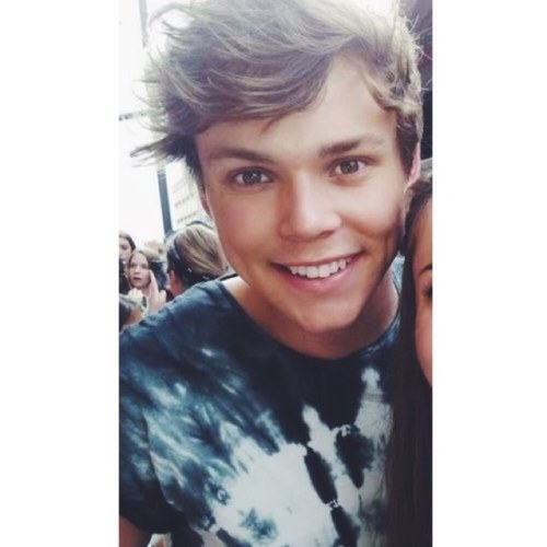 GO FOLLOW @iNarryFeels SHE JUST GAVE YOU A FREE FOLLOW! SHE FOLLOWS BACK! xx