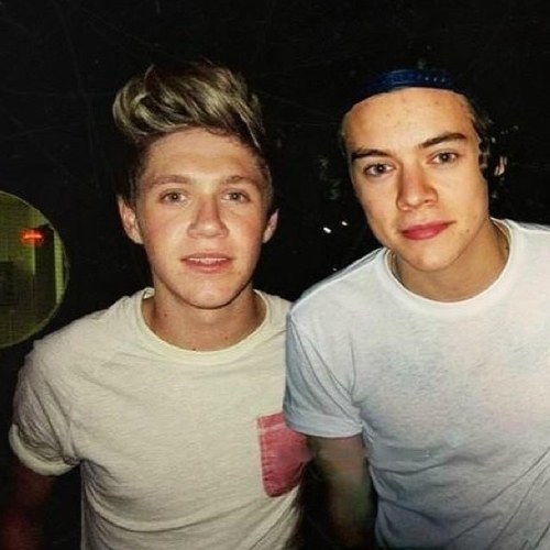 Hi! Im Ashlyn and I'm a HUGE fan of ONE DIRECTION! I love them so much. follow me! i will follow back!