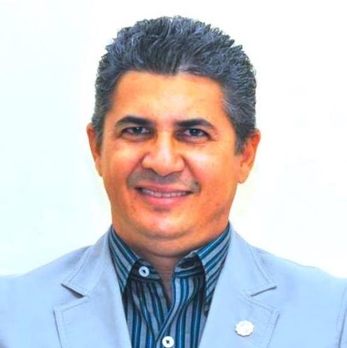 Economista, Contabilista, Bacharel em Direto, Gestor Público Efetivo do Estado, Especialista em Desenvolvimento Regional.