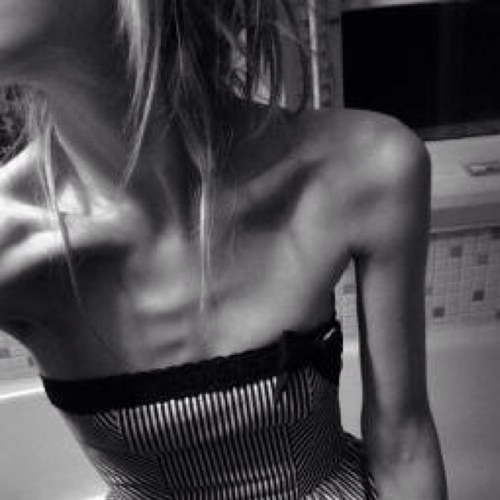 secretlybroken_'s profile picture. I just need help.